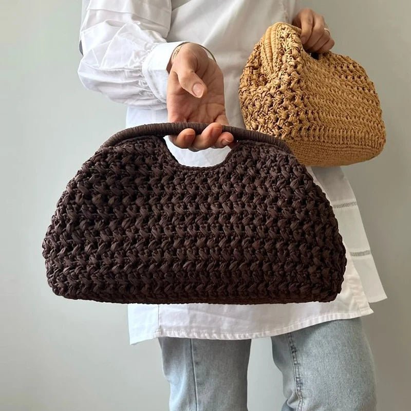 Celeste Clutch aus geflochtenem Stroh in Muschelform