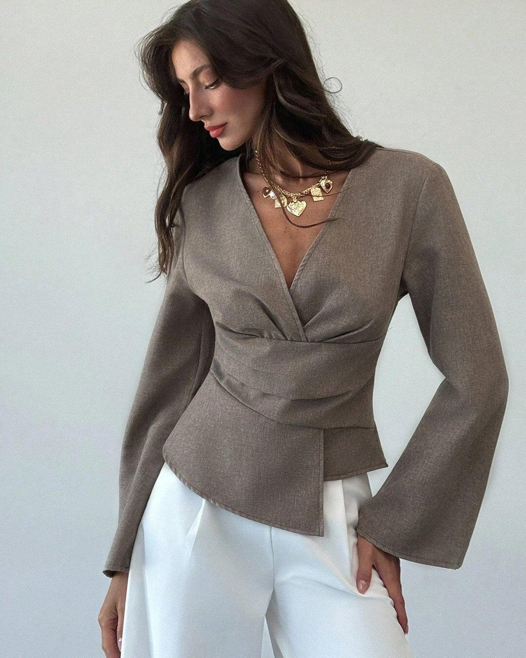 Chantelle Bluse mit asymmetrischen ausgestellten Ärmeln