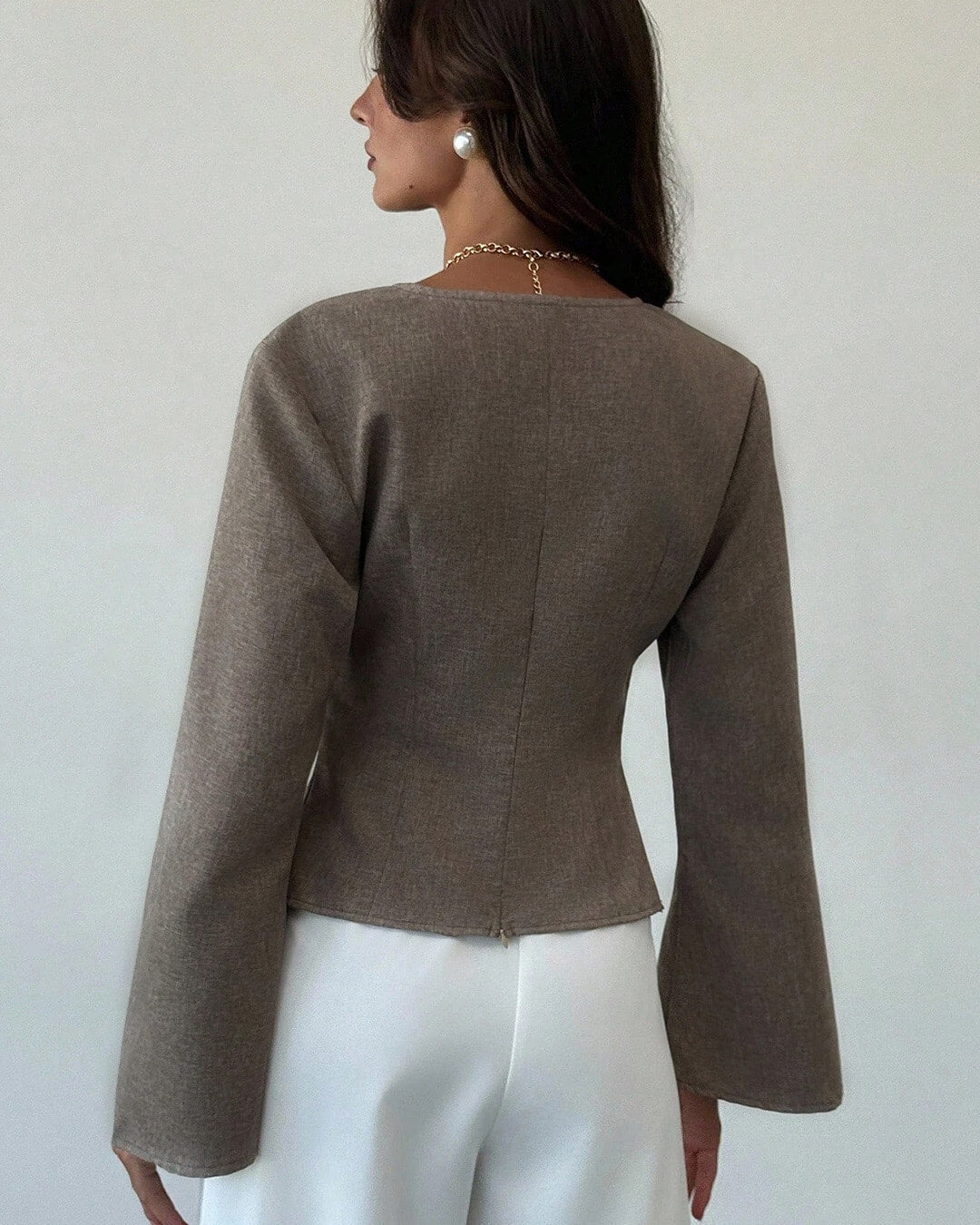 Chantelle Bluse mit asymmetrischen ausgestellten Ärmeln