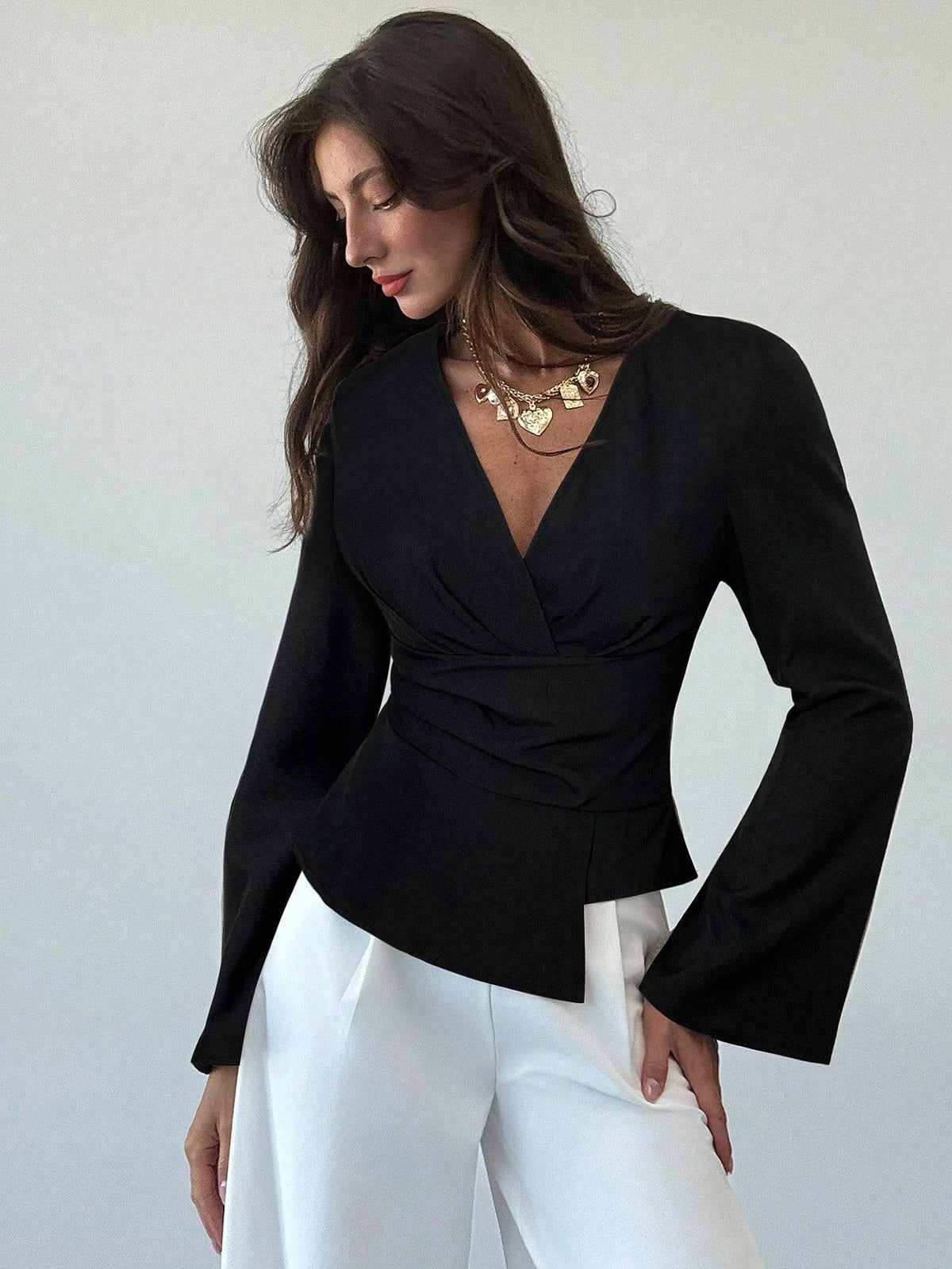 Chantelle Bluse mit asymmetrischen ausgestellten Ärmeln