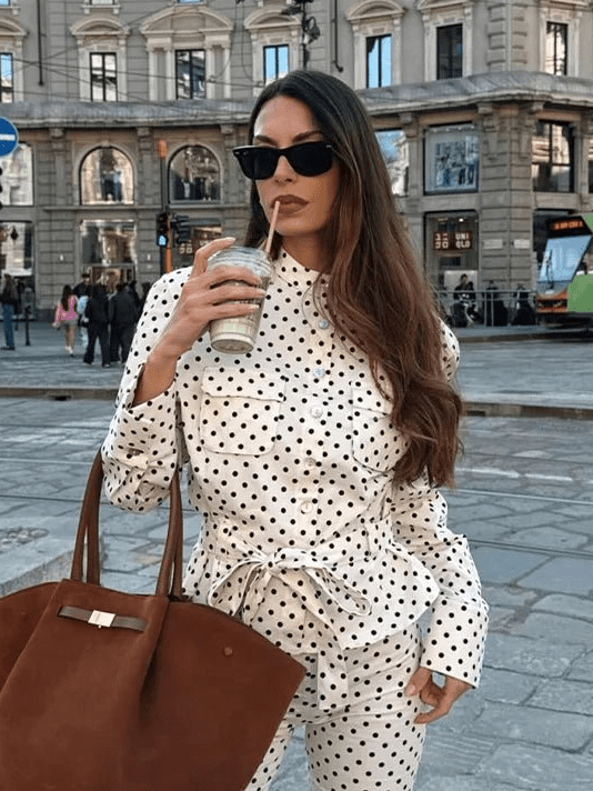 Cherry Set aus gepunkteter Jacke und Caprihose