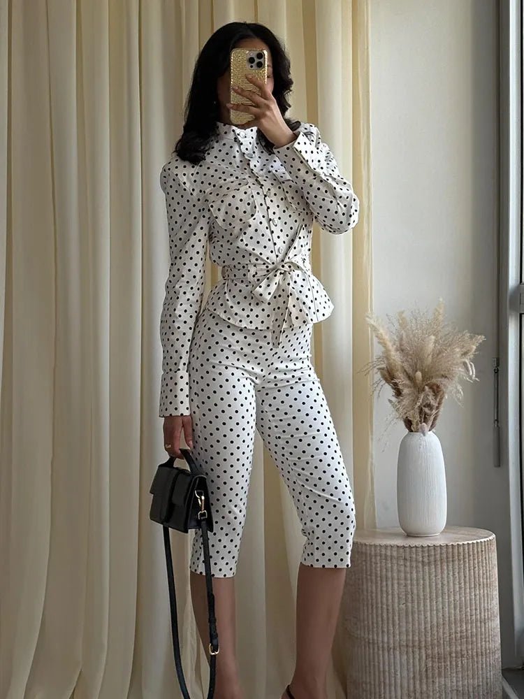 Cherry Set aus gepunkteter Jacke und Caprihose