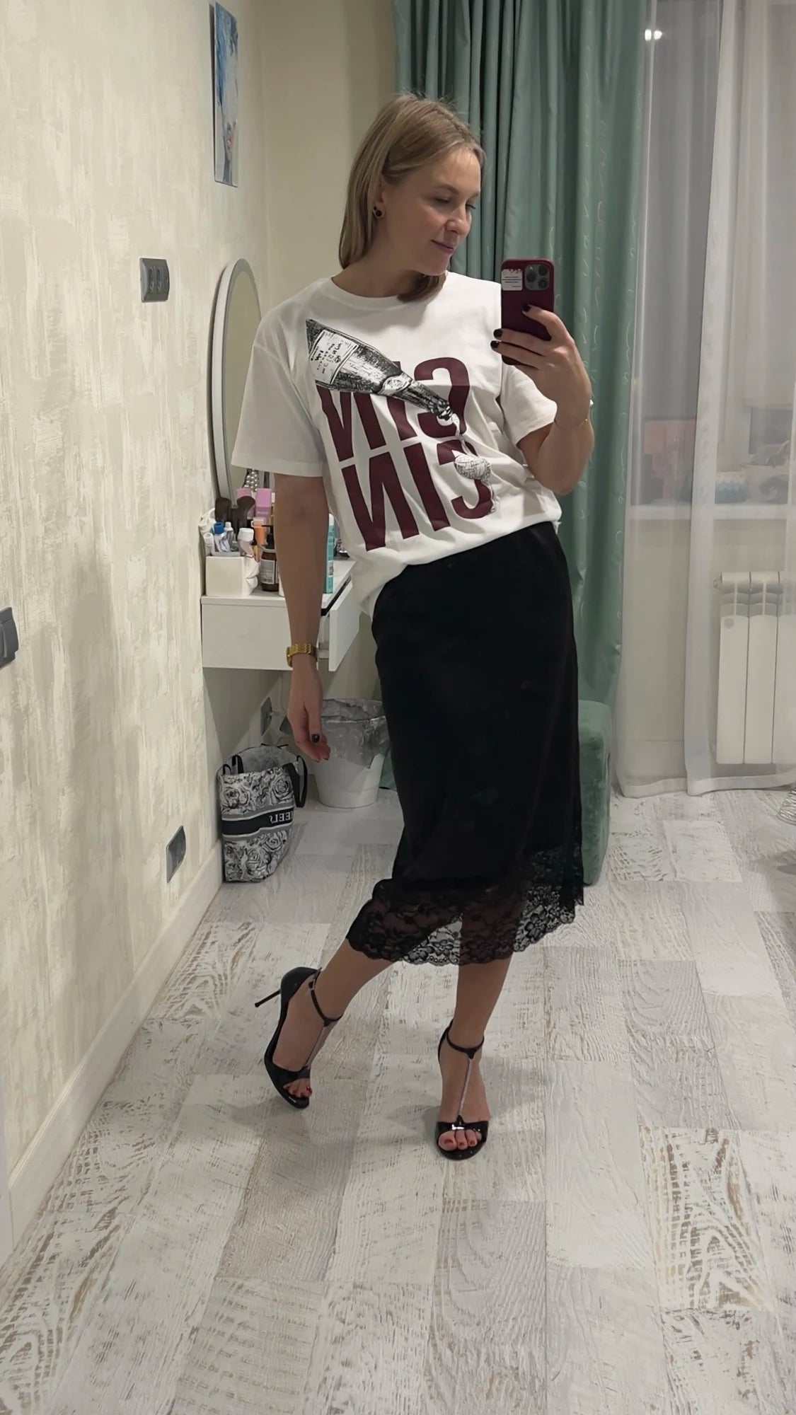 Cheska Langer Satinrock mit Spitzensaum und Schlitz