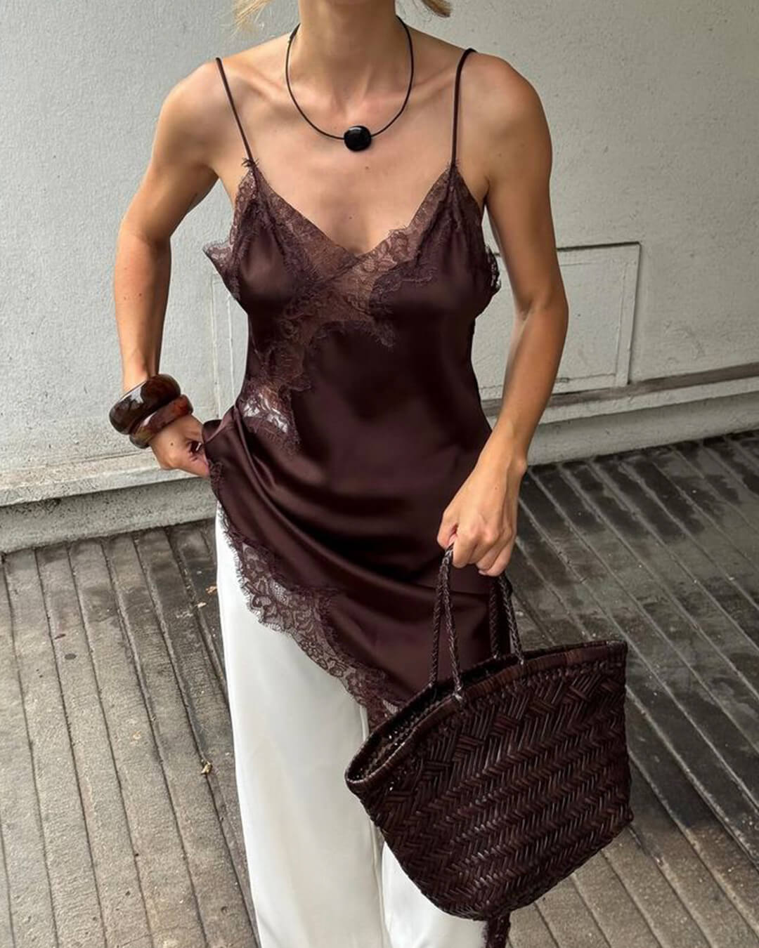 Asymmetrisches Satinkleid Chiara mit Spitze in Midi-Länge