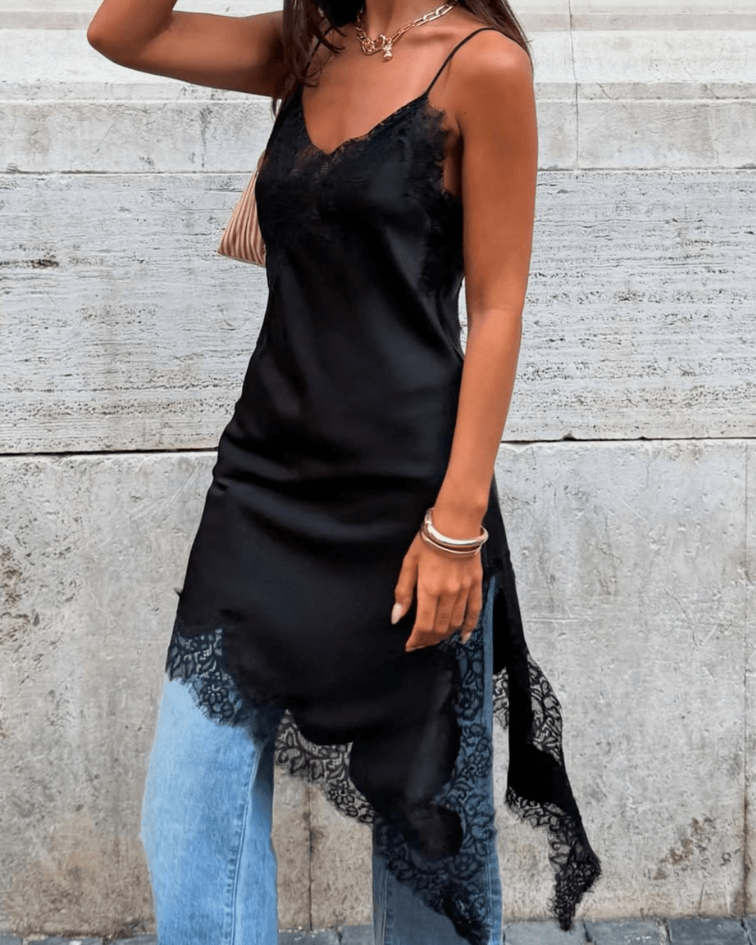Asymmetrisches Satinkleid Chiara mit Spitze in Midi-Länge