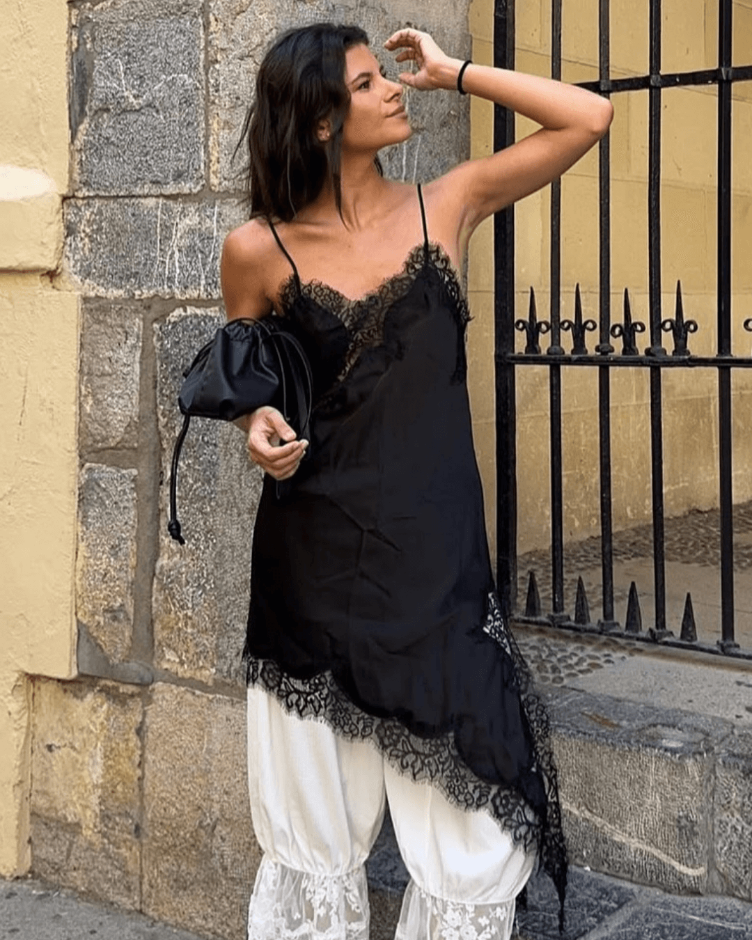 Asymmetrisches Satinkleid Chiara mit Spitze in Midi-Länge