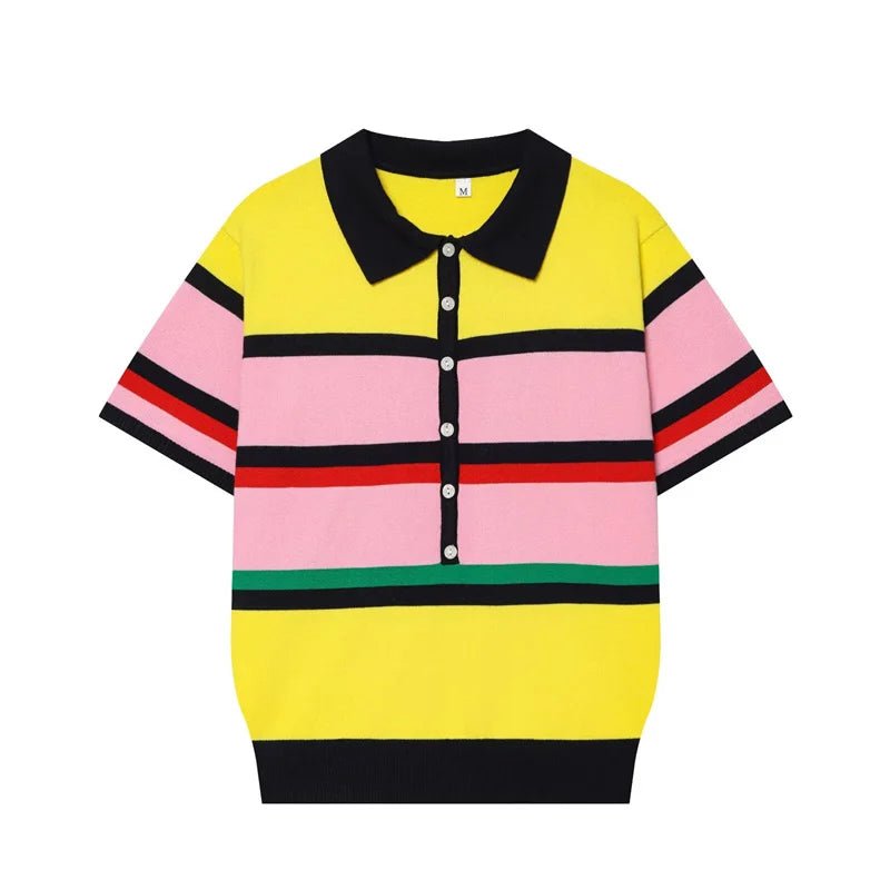 Claudia Stricktop mit Polokragen und Colorblock-Design