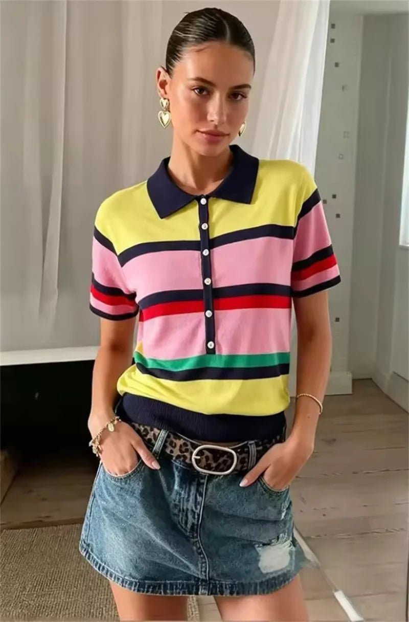 Claudia Stricktop mit Polokragen und Colorblock-Design