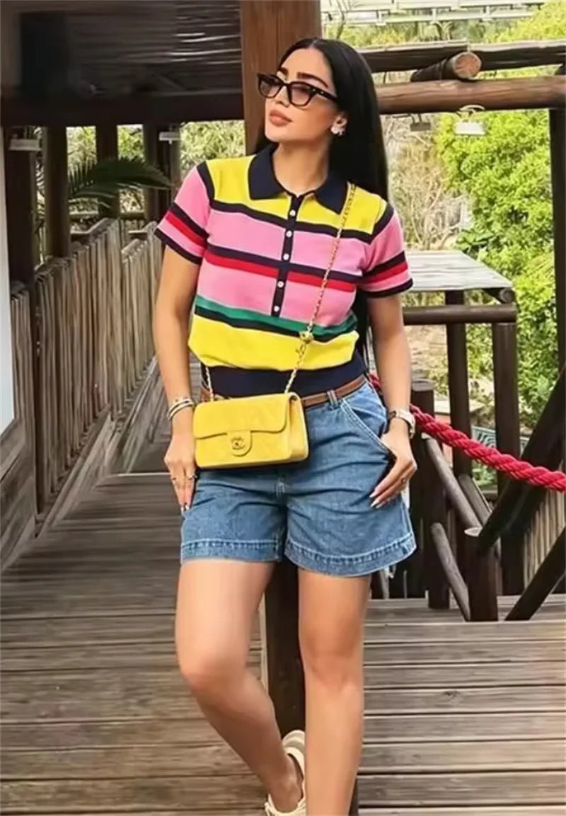 Claudia Stricktop mit Polokragen und Colorblock-Design