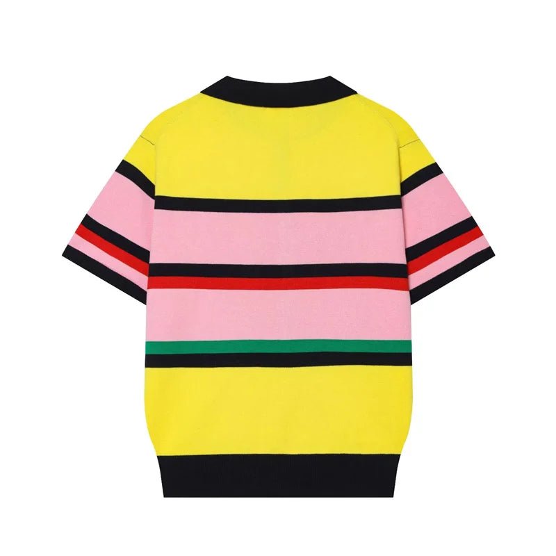Claudia Stricktop mit Polokragen und Colorblock-Design