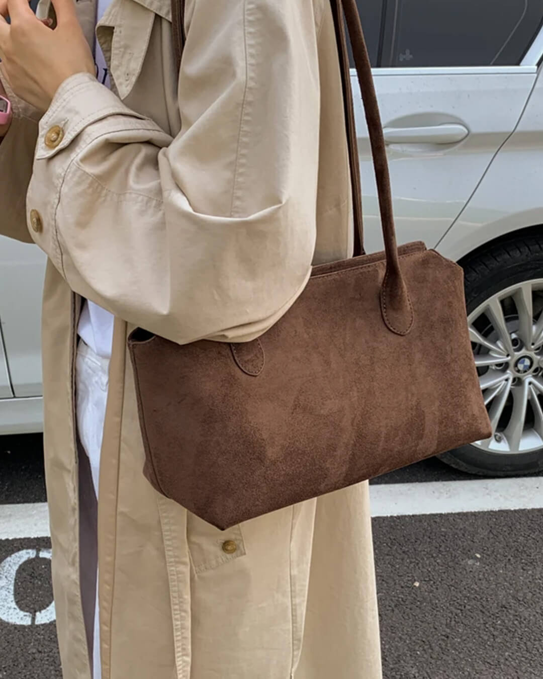 Claudine Schultertasche aus Kunstvelours