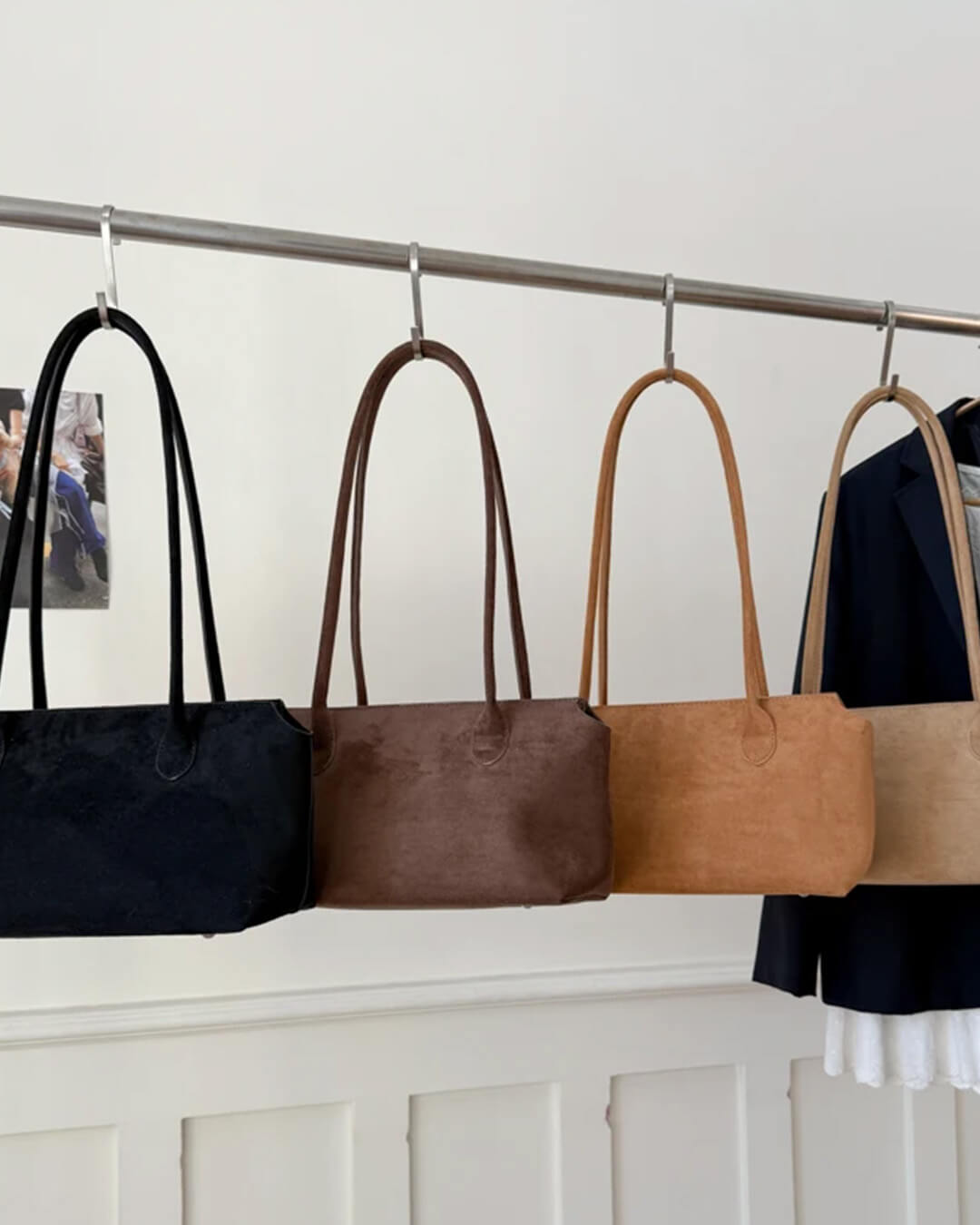 Claudine Schultertasche aus Kunstvelours