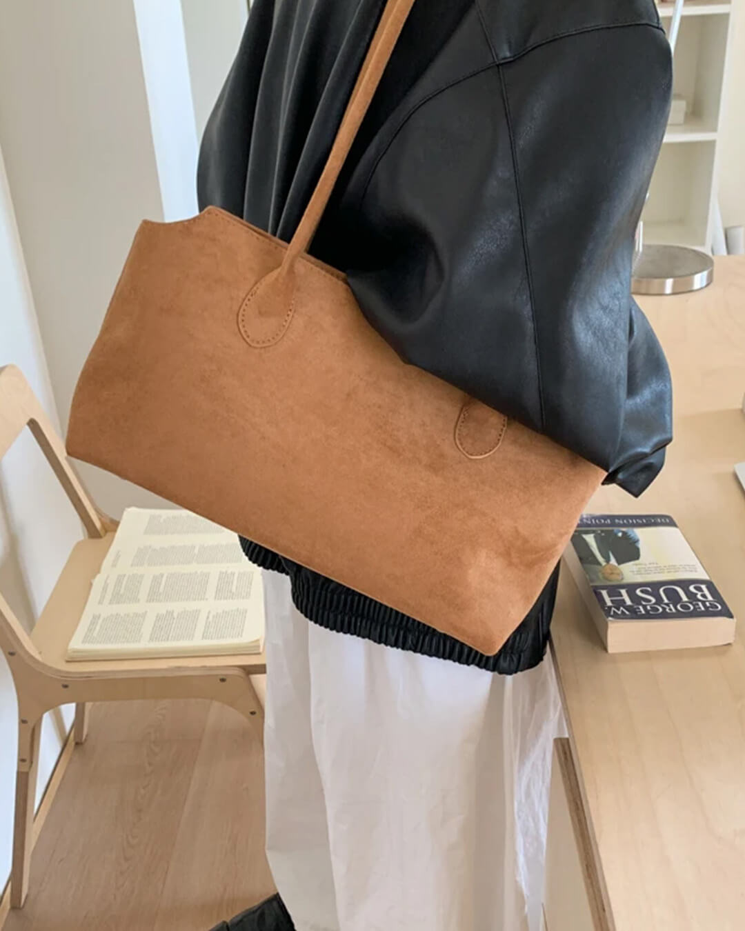 Claudine Schultertasche aus Kunstvelours