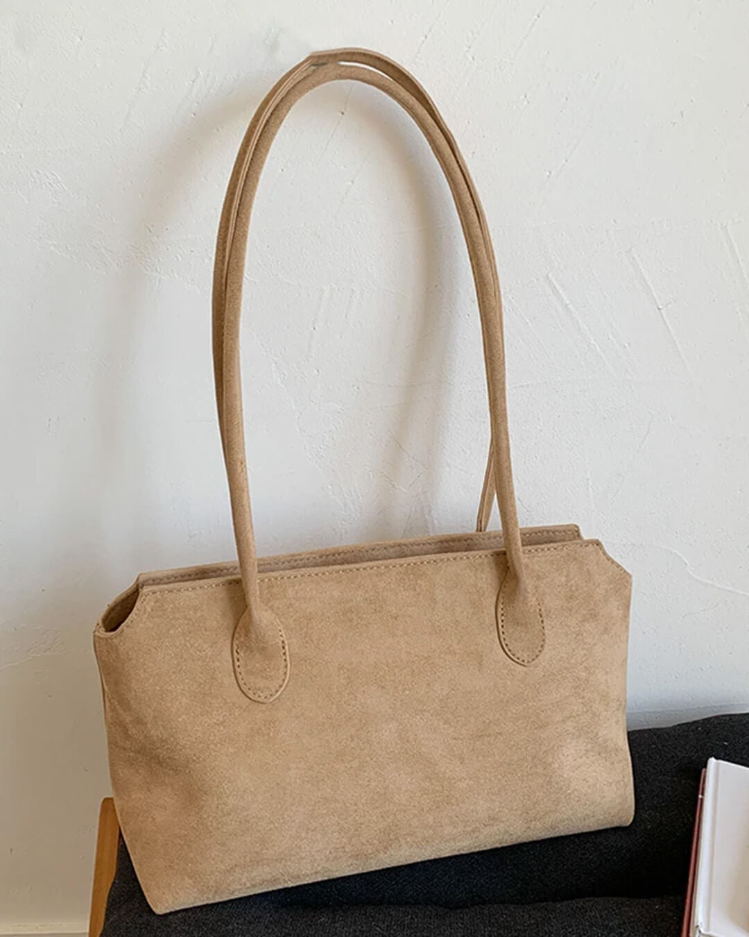 Claudine Schultertasche aus Kunstvelours