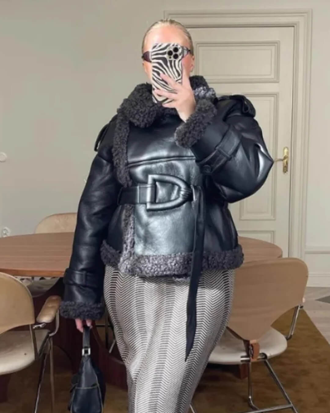 Cora Kurze taillierte Kunstlederjacke