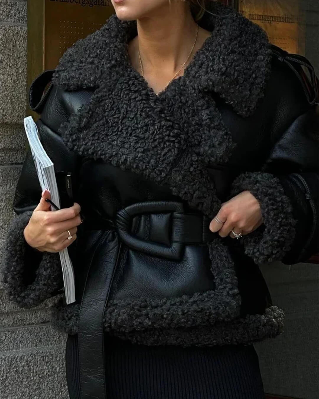 Cora Kurze taillierte Kunstlederjacke