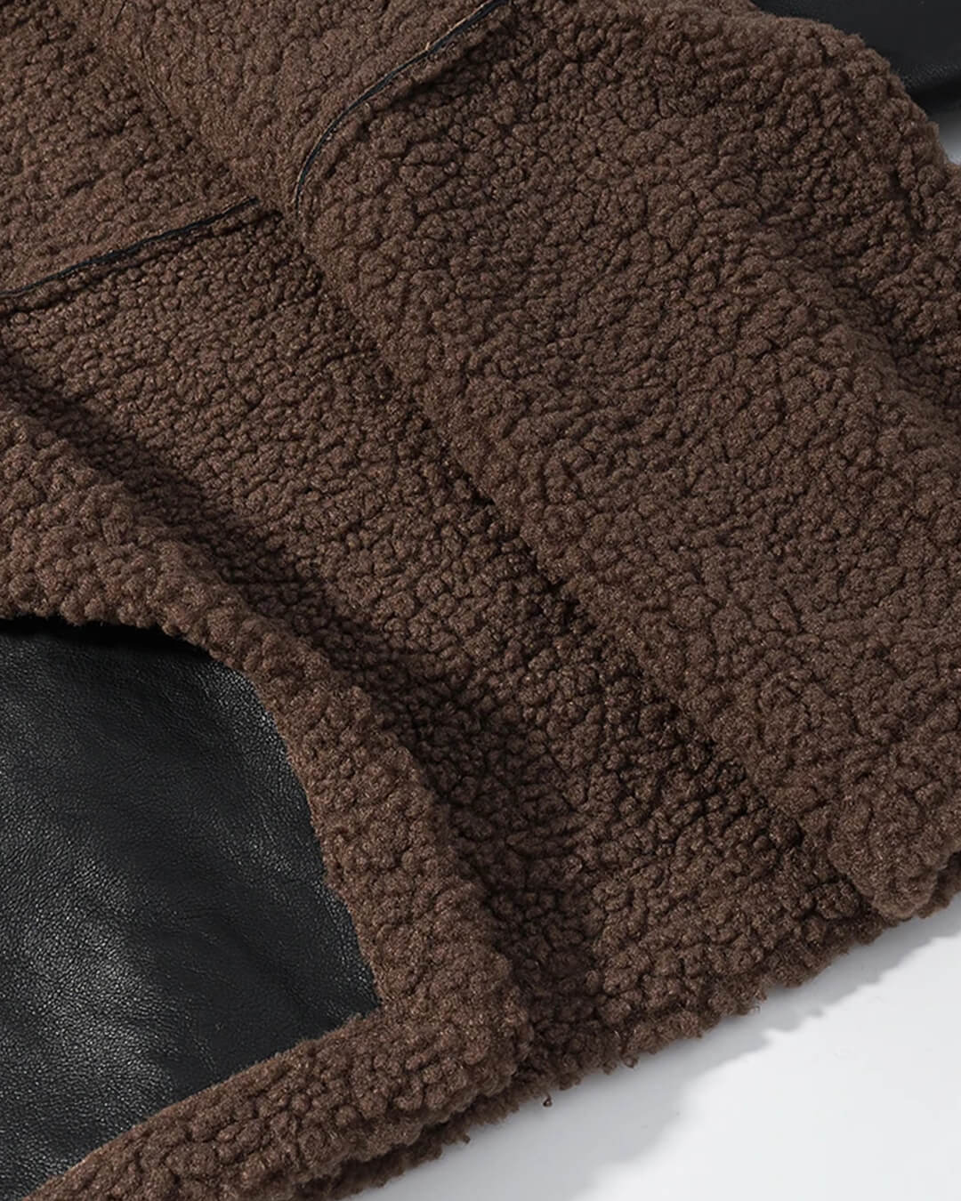 Cora Kurze taillierte Kunstlederjacke