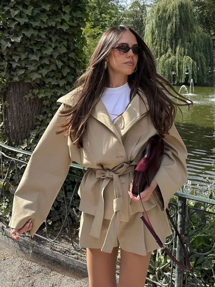 Debra Set aus Jacke und Shorts mit Gürtel
