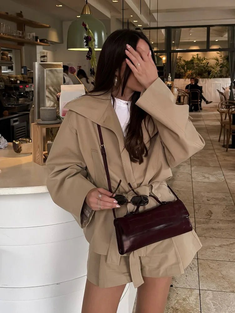 Debra Set aus Jacke und Shorts mit Gürtel