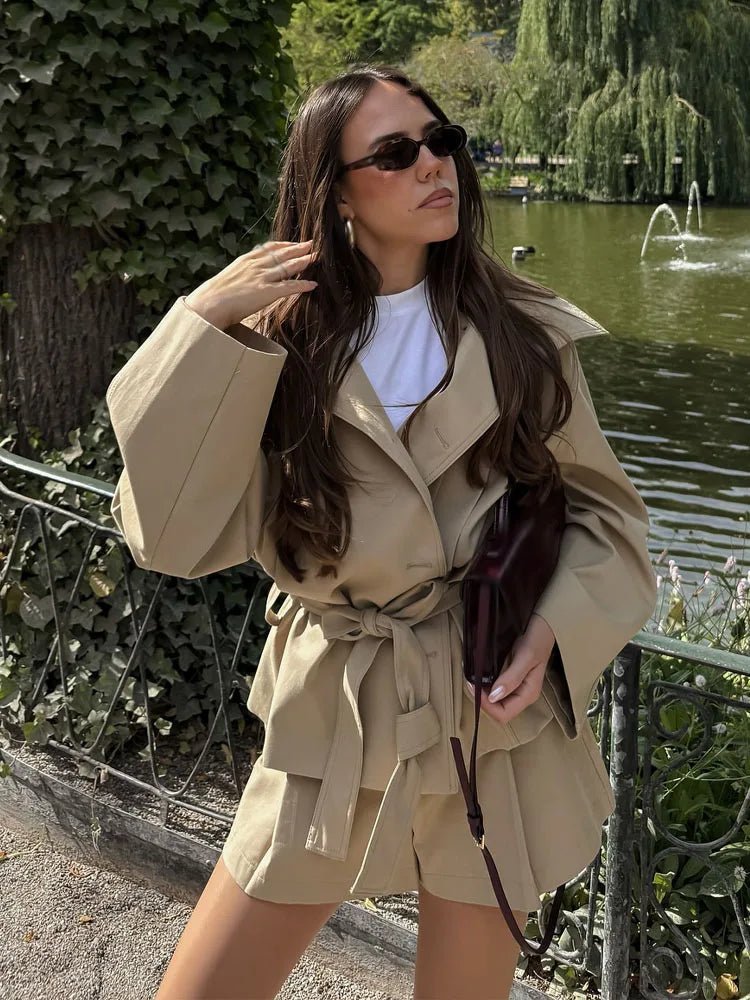 Debra Set aus Jacke und Shorts mit Gürtel