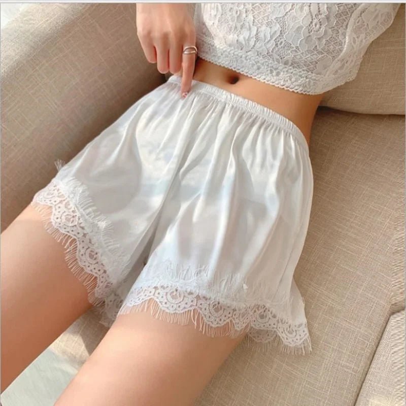 Elaine Satin-Minishorts mit Spitzenbesatz