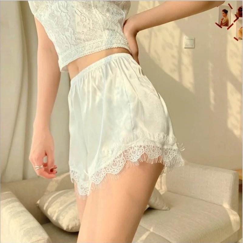 Elaine Satin-Minishorts mit Spitzenbesatz