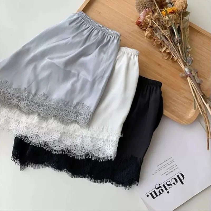 Elaine Satin-Minishorts mit Spitzenbesatz
