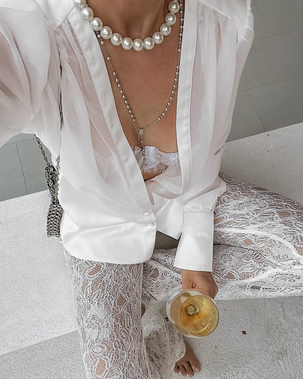 Elisa Transparente Bluse mit tiefem Ausschnitt und Knopfleiste
