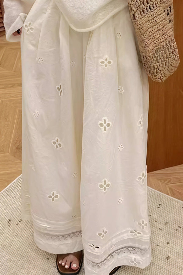Ella Spitzenhose mit ausgestelltem Bein und Cut-outs