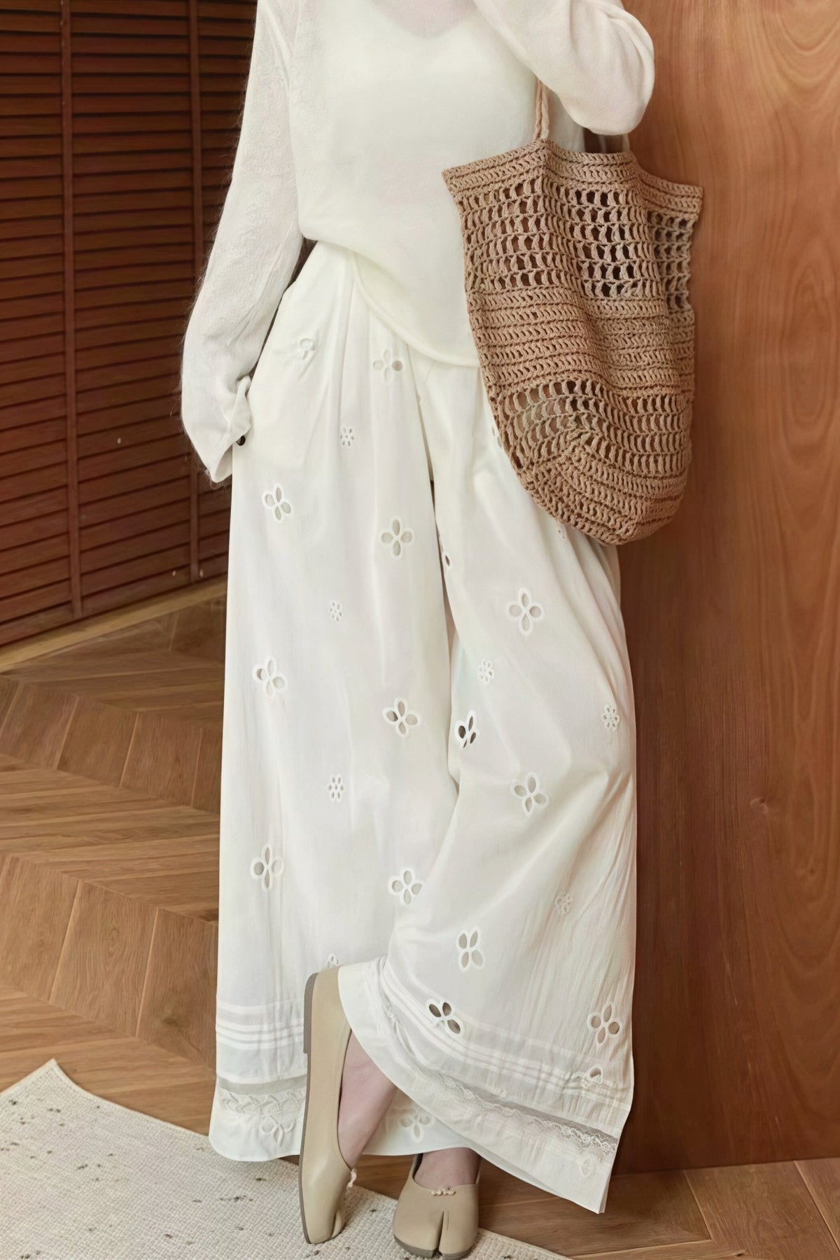 Ella Spitzenhose mit ausgestelltem Bein und Cut-outs