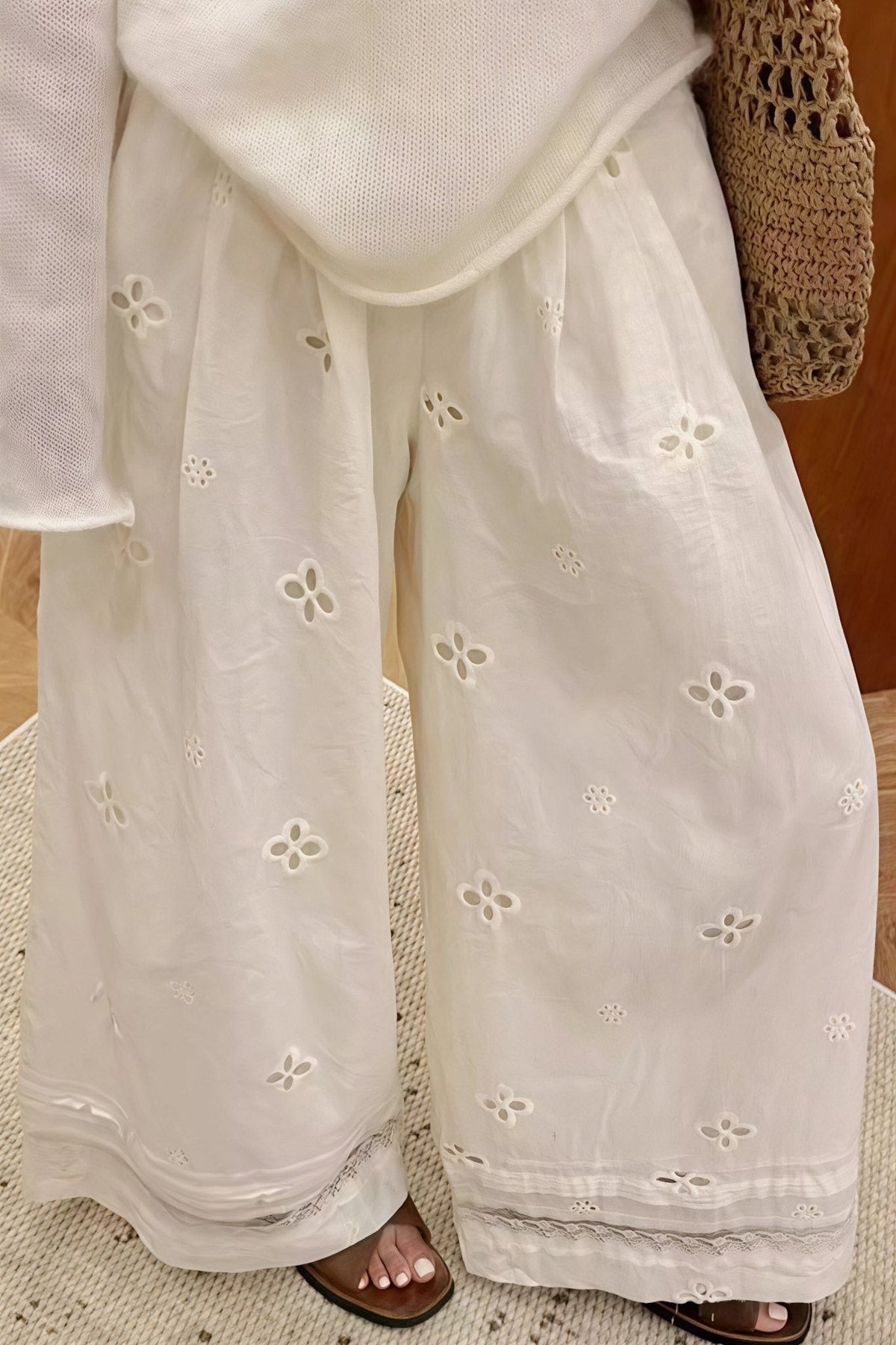 Ella Spitzenhose mit ausgestelltem Bein und Cut-outs