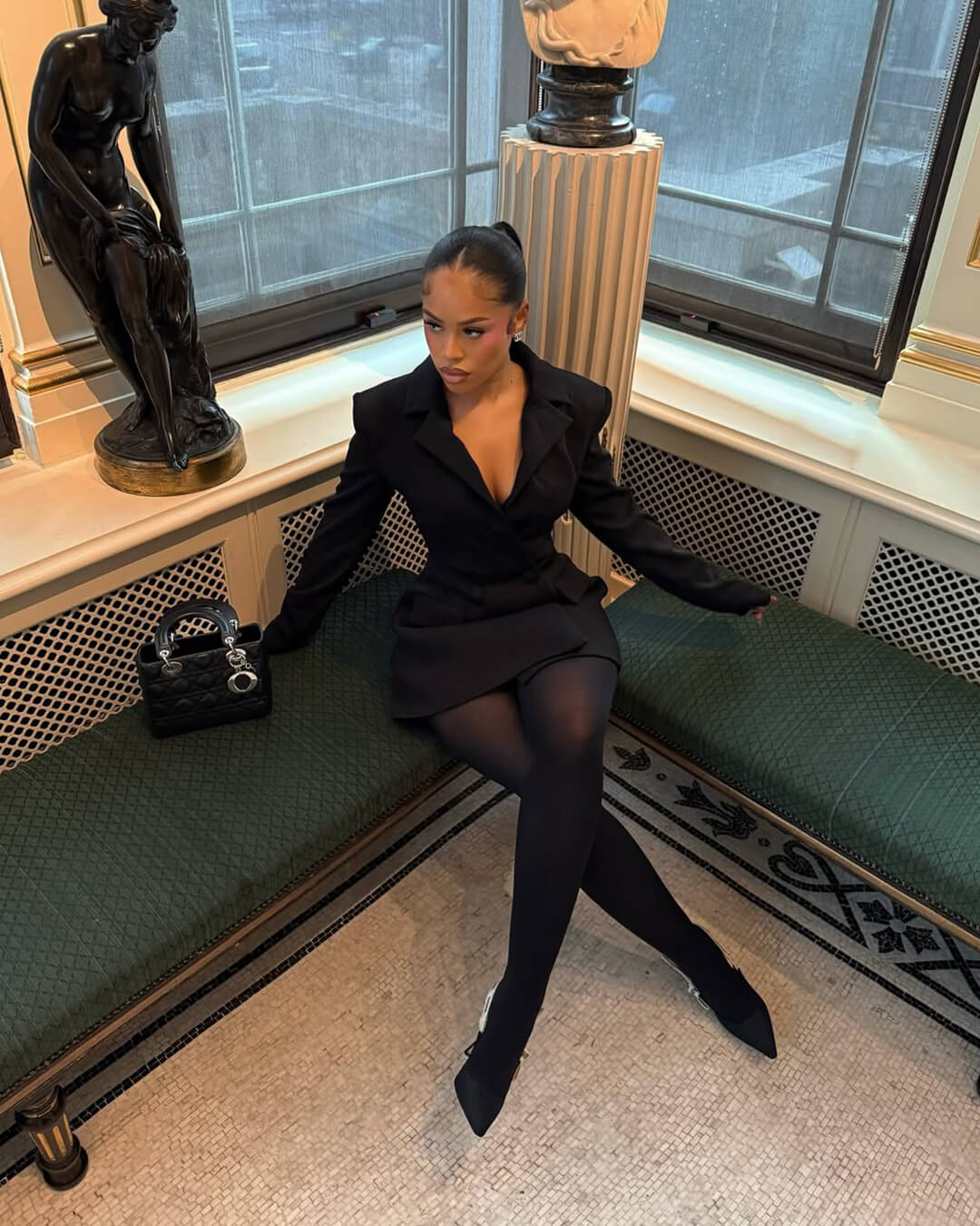 Estella Blazerkleid mit tiefem V-Ausschnitt