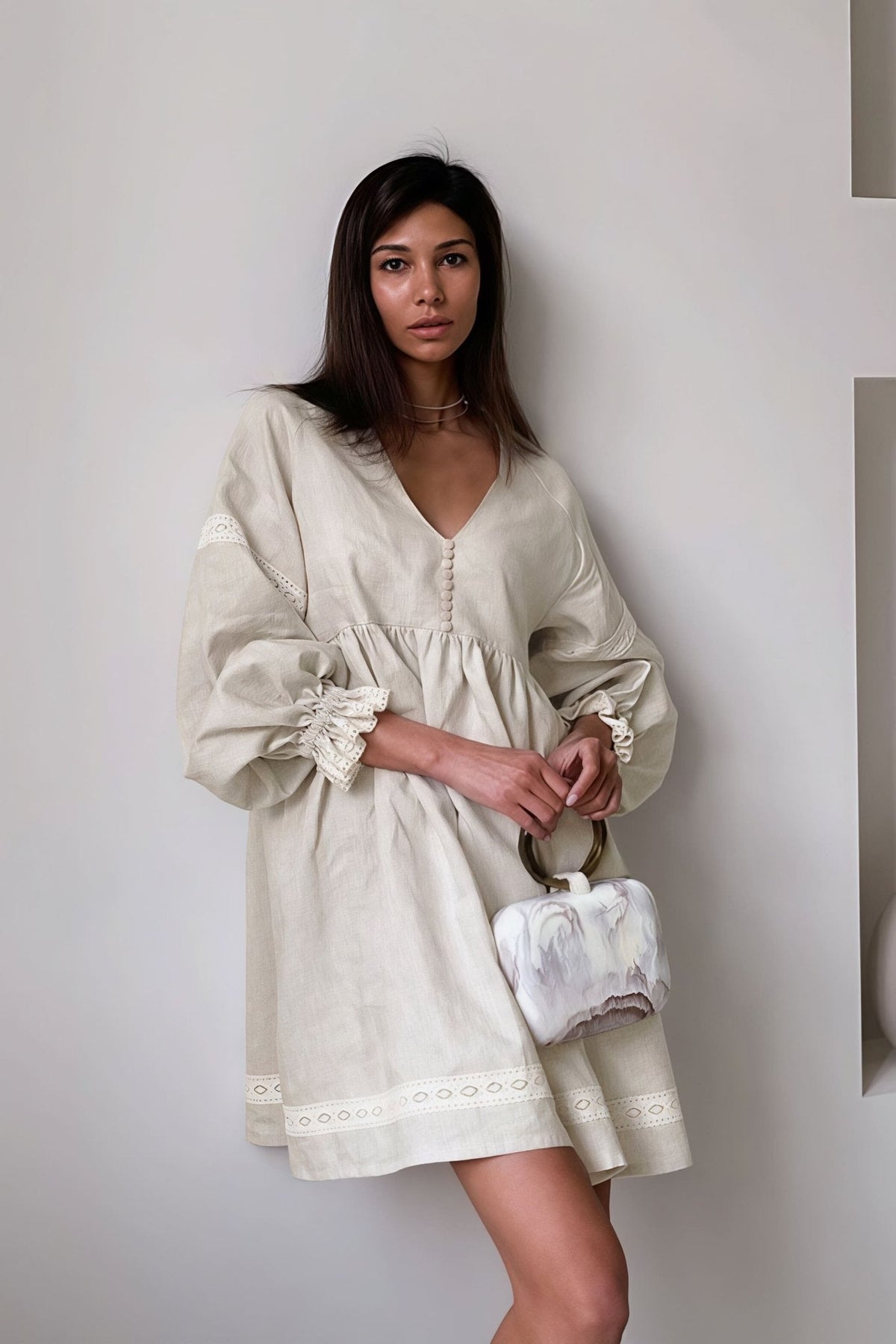 Femke Minikleid mit V-Ausschnitt und Laternenärmeln
