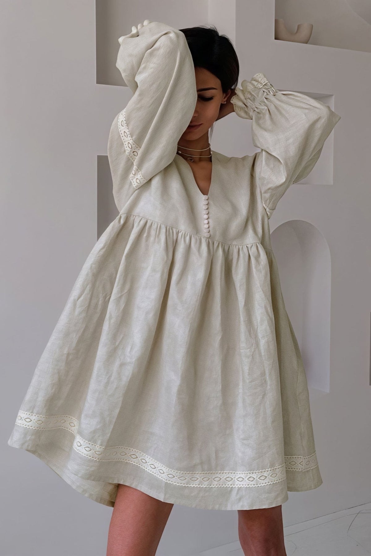 Femke Minikleid mit V-Ausschnitt und Laternenärmeln