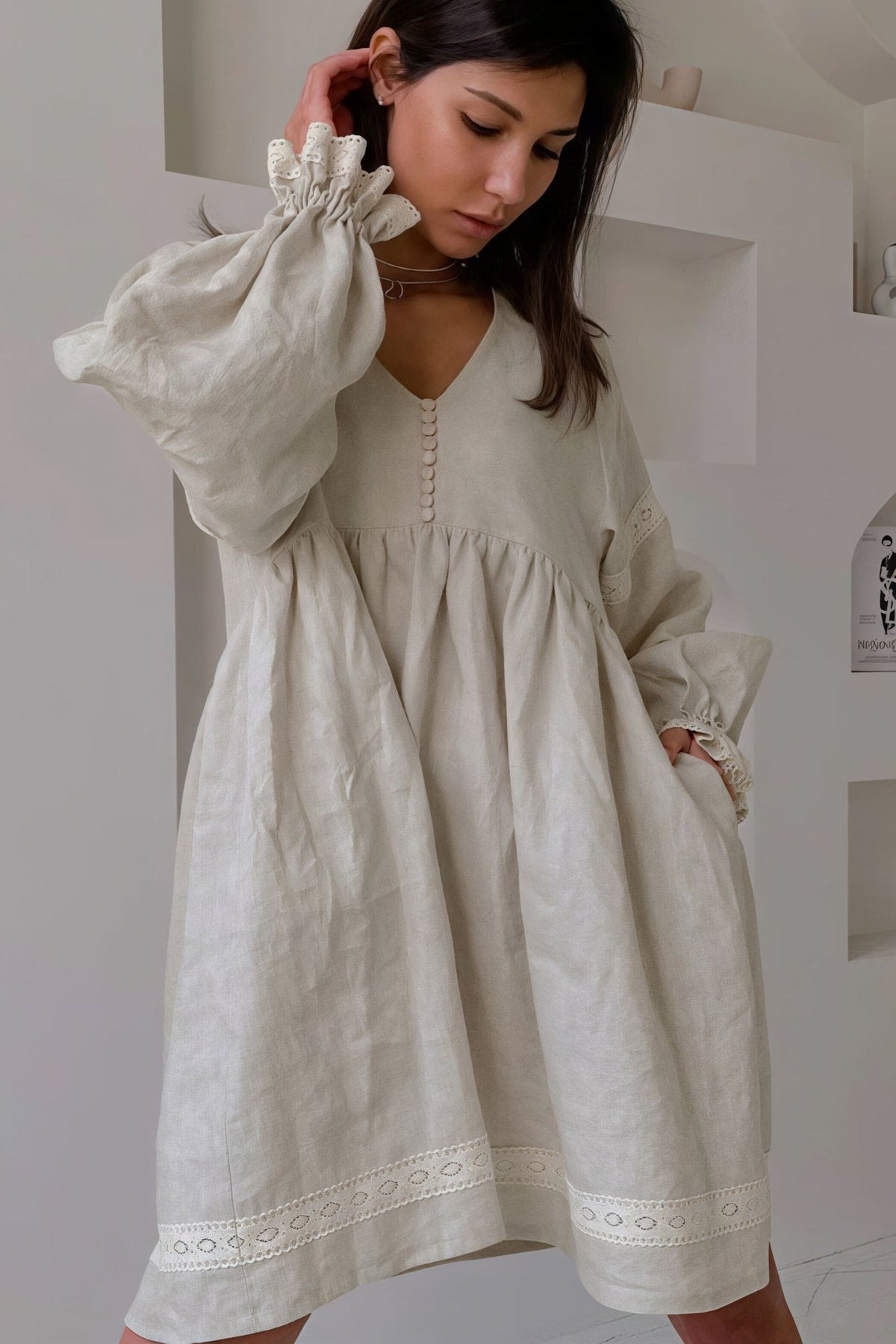 Femke Minikleid mit V-Ausschnitt und Laternenärmeln