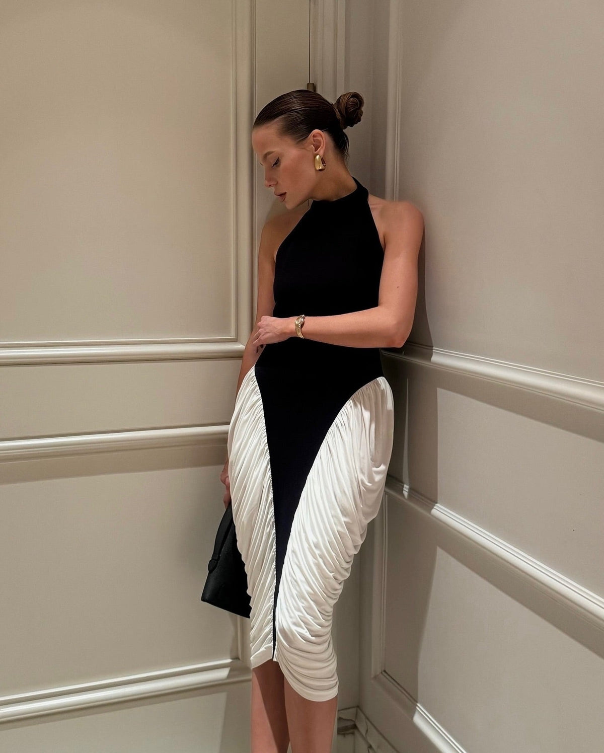 Francesca plissiertes Midikleid mit hohem Ausschnitt und offenem Rücken
