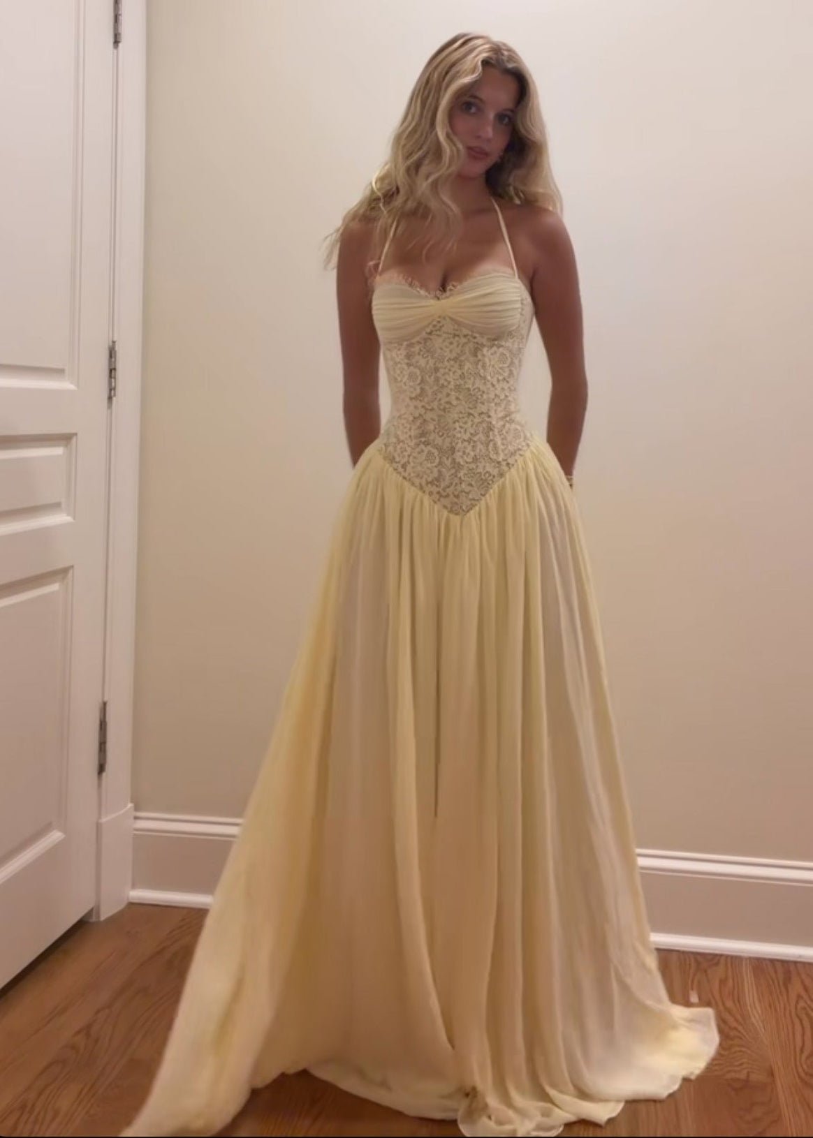 Gloria Maxikleid mit Neckholder und Korsett