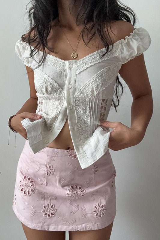 Spitzenbluse „Hannah“ mit Puffärmeln und Knopfleiste vorn