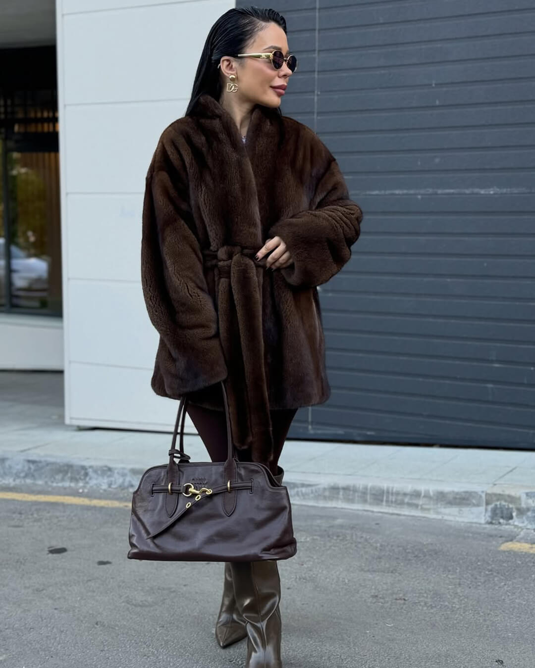 Hazel Taillierte Kunstpelzjacke mit Gürtel