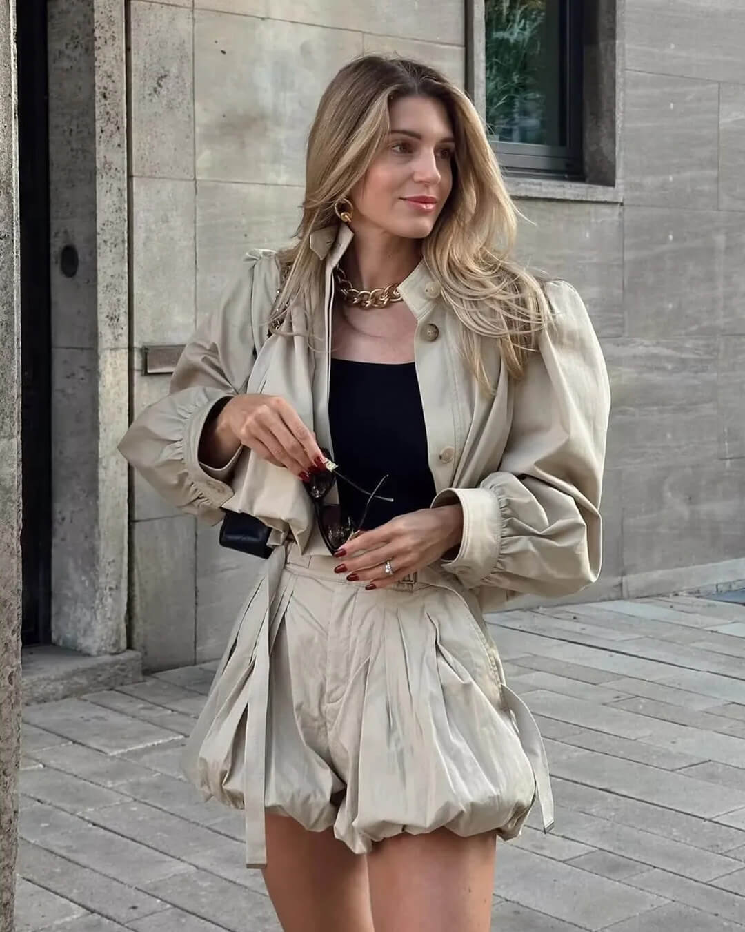 Hilda Plissierte Jacke mit hohem Kragen
