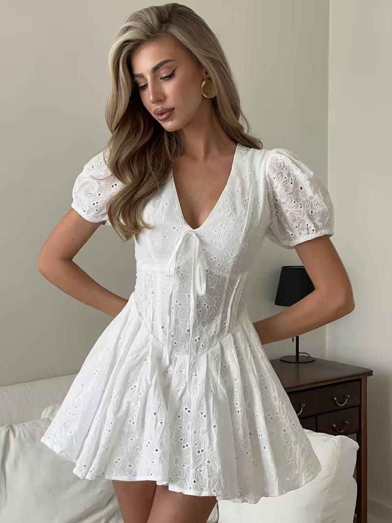 Jane Minikleid mit Puffärmeln und Stickerei