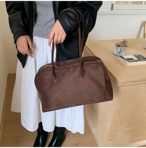 Jenny Schultertasche aus Veloursleder