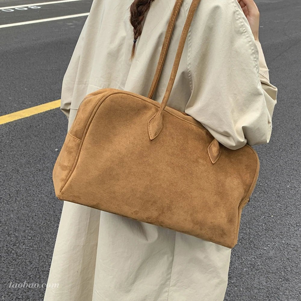 Jenny Schultertasche aus Veloursleder
