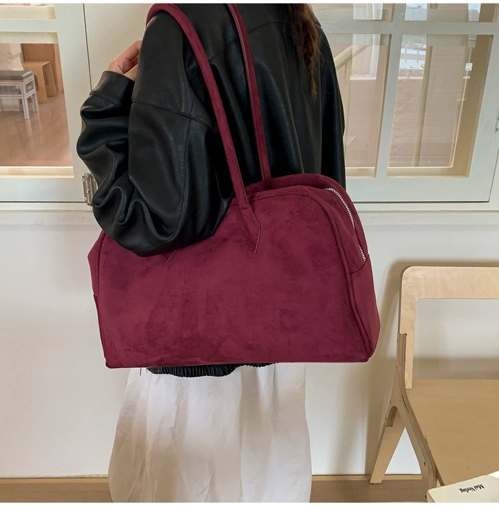 Jenny Schultertasche aus Veloursleder