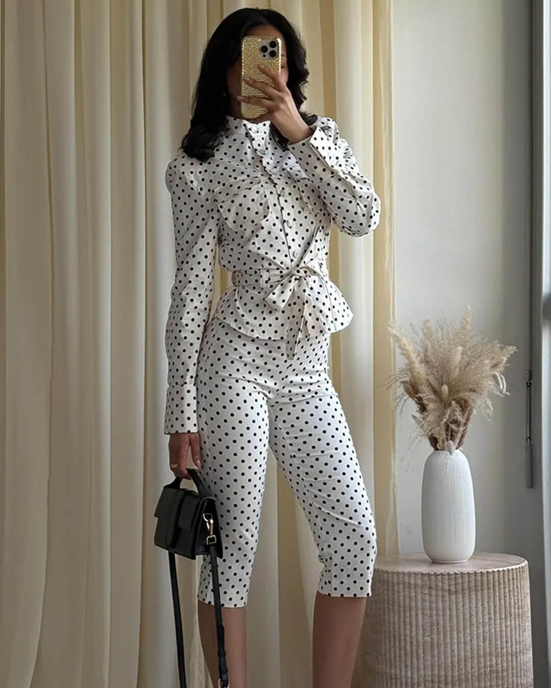 Jia zweiteiliges Set aus gepunkteter Hose und Oberteil mit hoher Taille