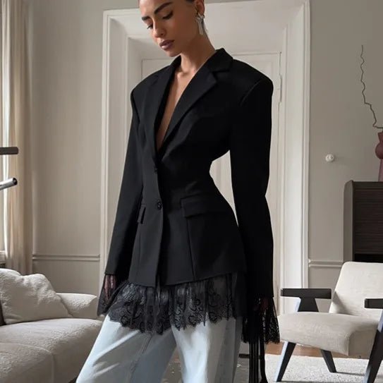 Joanna Blazer mit Spitzendetails
