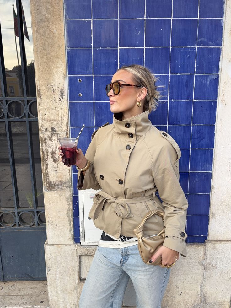 Kara kurzer Trenchcoat mit Stehkragen