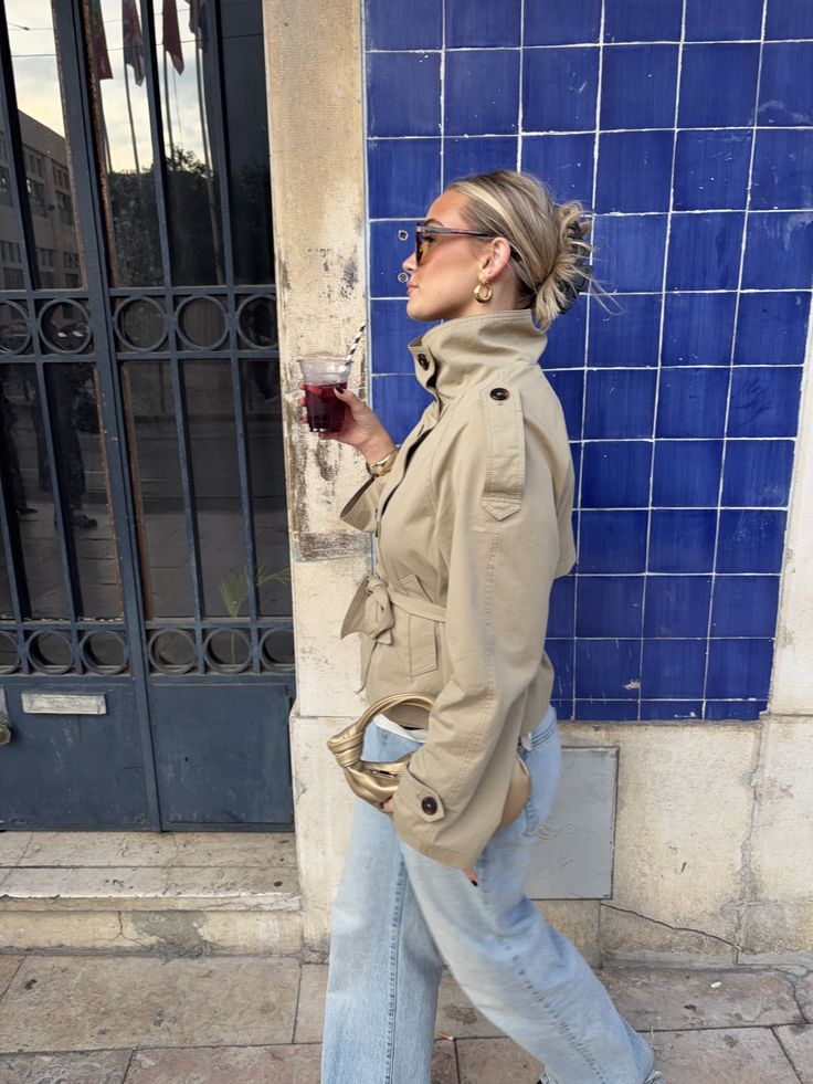 Kara kurzer Trenchcoat mit Stehkragen