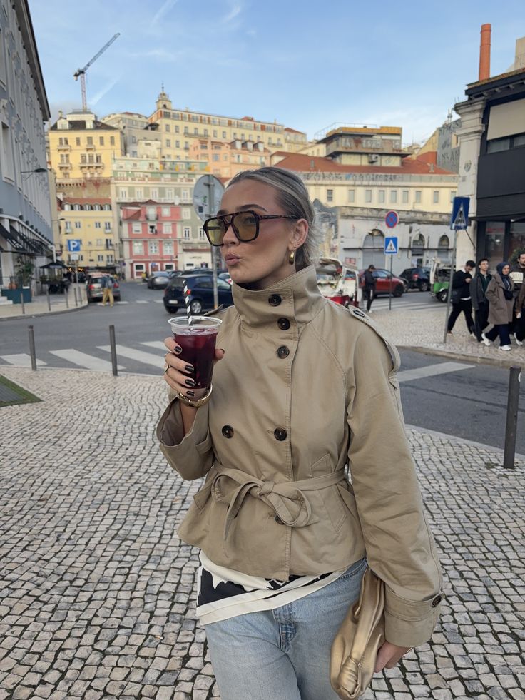 Kara kurzer Trenchcoat mit Stehkragen