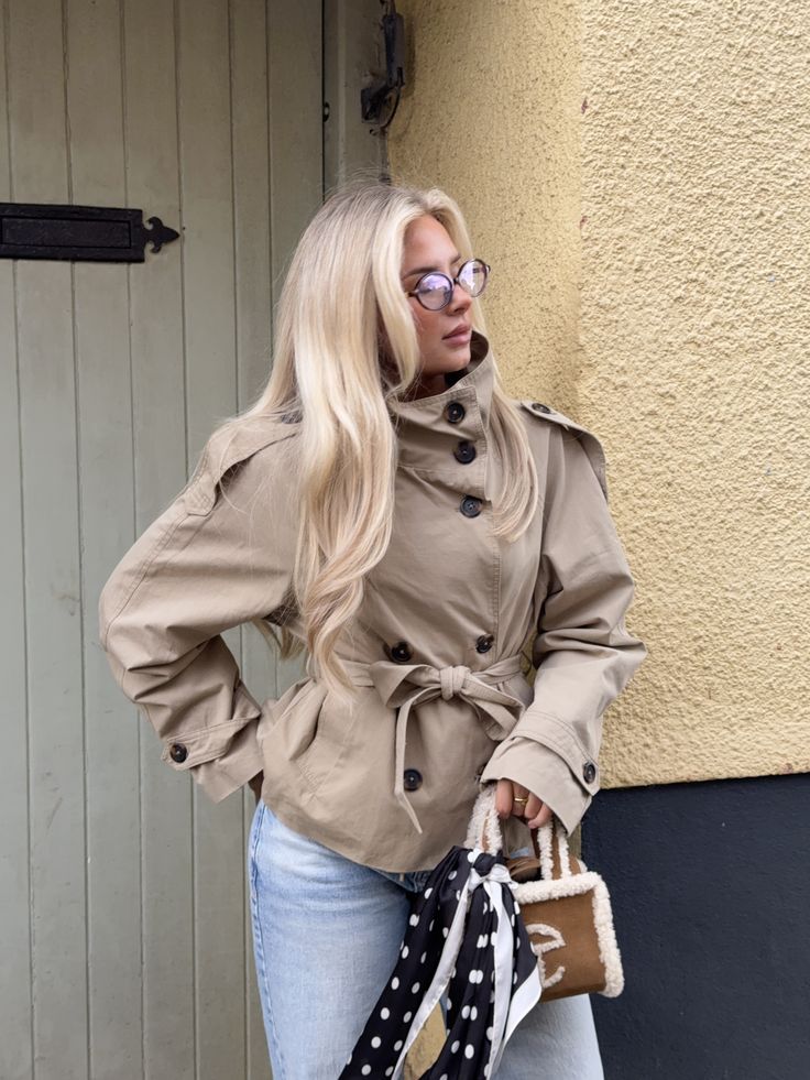 Kara kurzer Trenchcoat mit Stehkragen